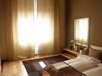 Golden Stars Dream Budapest Apartment 3*,  ハンガリー